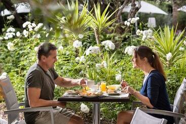 هتل Best Western Plus Hôtel Brice Garden Nice