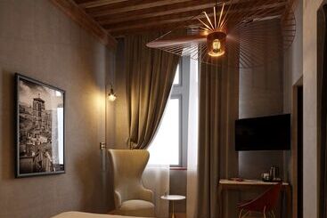هتل Cour Des Loges Lyon, A Radisson Collection