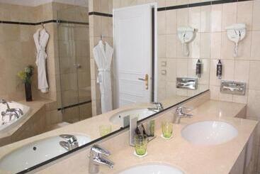 هتل Hostellerie Du Chapeau Rouge