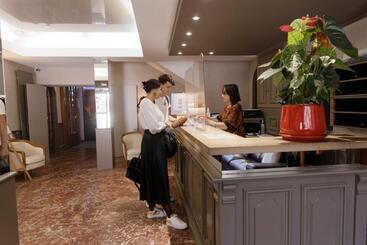 هتل Hôtel Le Lons