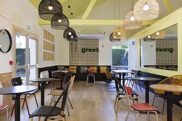 هتل Greet Hôtel Villeneuve La Garenne   Rénové