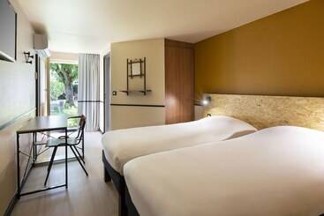 هتل Greet Hôtel Villeneuve La Garenne   Rénové