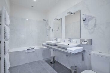 هتل Kyriad Saumur Hyper Centre Hôtel Appartements Et Spa Soins Sothys Paris