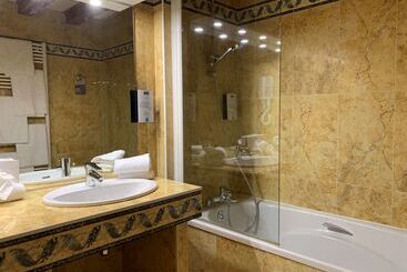 هتل Kyriad Saumur Hyper Centre Hôtel Appartements Et Spa Soins Sothys Paris