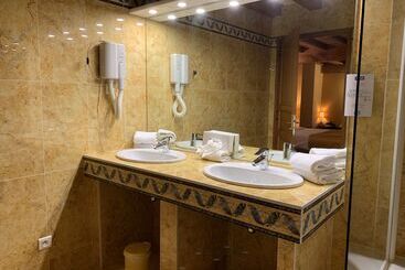 هتل Kyriad Saumur Hyper Centre Hôtel Appartements Et Spa Soins Sothys Paris