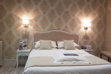 هتل Kyriad Saumur Hyper Centre Hôtel Appartements Et Spa Soins Sothys Paris