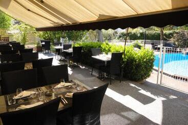 هتل Logis Les Charmilles Chalonsursaone Sud
