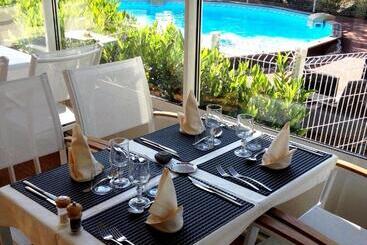 هتل Logis Les Charmilles Chalonsursaone Sud