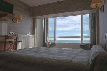 هتل Logis Hôtel & Restaurant Mediterranee