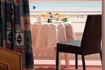 هتل Logis Hôtel & Restaurant Mediterranee