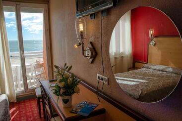 هتل Logis Hôtel & Restaurant Mediterranee