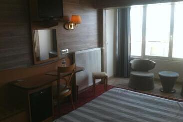 هتل Logis Hôtel & Restaurant Mediterranee