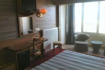هتل Logis Hôtel & Restaurant Mediterranee
