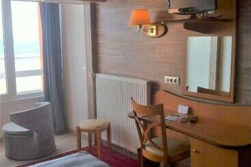 هتل Logis Hôtel & Restaurant Mediterranee