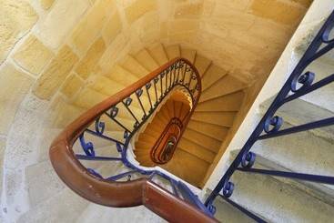 هتل Hôtel La Tour Intendance
