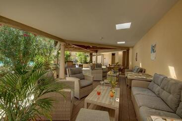 ホテル Hôtel La Magnaneraie