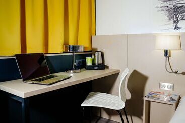هتل Hôtel Kyriad Lille Nord Roncq