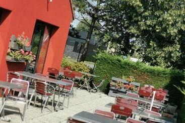 هتل Hôtel Kyriad Lille Nord   Roncq