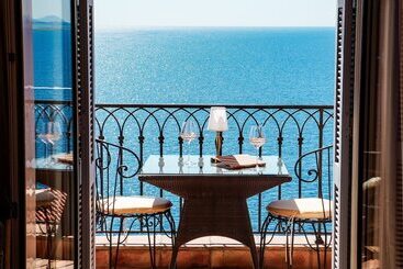 ホテル Hôtel La Pérouse Nice Baie Des Anges   Recently Fully Renovated