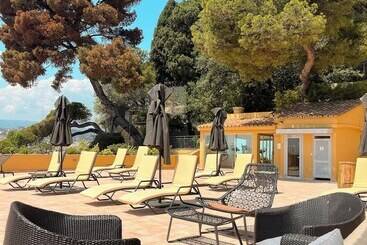 Отель Hôtel La Pérouse Nice Baie Des Anges   Recently Fully Renovated