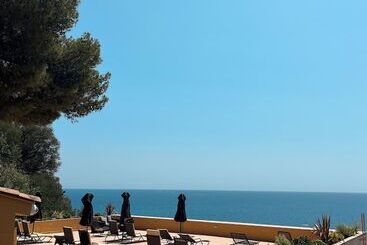 Отель Hôtel La Pérouse Nice Baie Des Anges Recently Fully Renovated