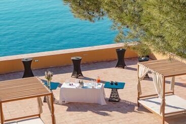ホテル Hôtel La Pérouse Nice Baie Des Anges   Recently Fully Renovated