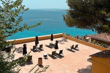 ホテル Hôtel La Pérouse Nice Baie Des Anges   Recently Fully Renovated