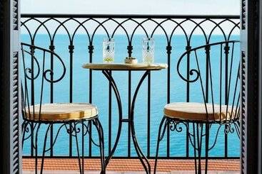ホテル Hôtel La Pérouse Nice Baie Des Anges   Recently Fully Renovated