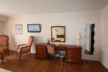 هتل Logis Le Clos Deauville Saint Gatien