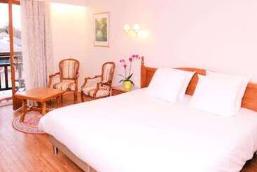 هتل Logis Le Clos Deauville Saint Gatien