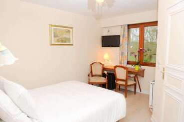 هتل Logis Le Clos Deauville Saint Gatien