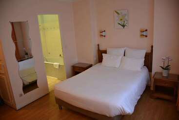 هتل Logis Le Clos Deauville Saint Gatien