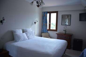 هتل Logis Le Clos Deauville Saint Gatien