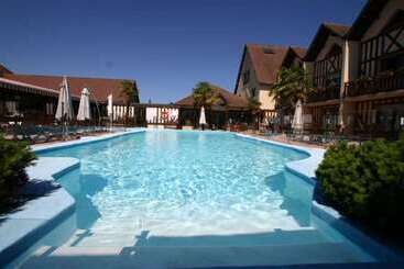 هتل Logis Le Clos Deauville Saint Gatien