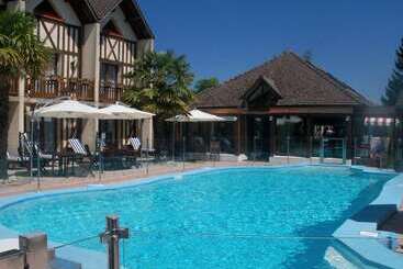 هتل Logis Le Clos Deauville Saint Gatien