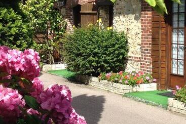 هتل Logis Le Clos Deauville Saint Gatien