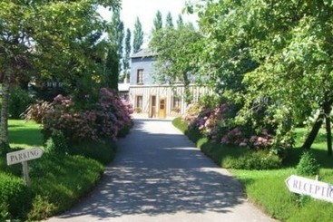 هتل Logis Le Clos Deauville Saint Gatien