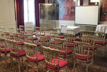 هتل & Spa Le Grand Monarque, Bw Premier Collection