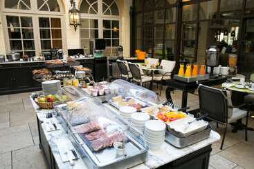 هتل & Spa Le Grand Monarque, Bw Premier Collection