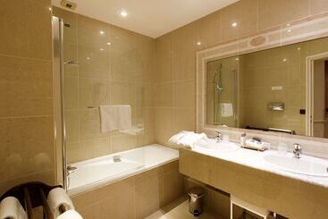 هتل & Spa Le Grand Monarque, Bw Premier Collection