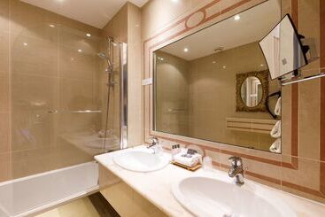هتل & Spa Le Grand Monarque, Bw Premier Collection