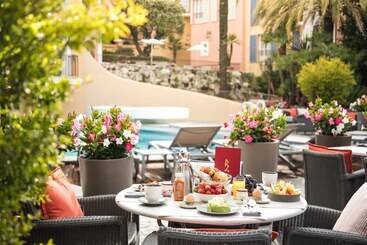 Отель Byblos Saint Tropez