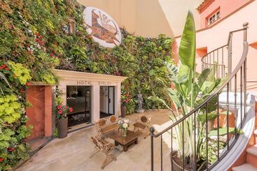 Отель Byblos Saint Tropez
