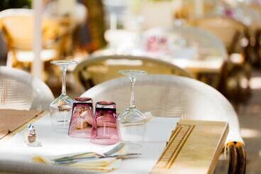 هتل Logis Hôtel Restaurant Le Cours