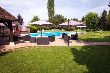 هتل Logis Le Relais Fleuri