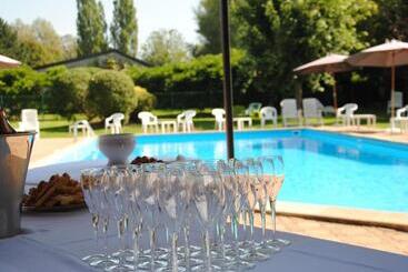 호텔 Logis Le Relais Fleuri