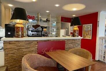 هتل Logis Hôtel Restaurant Le Monarque
