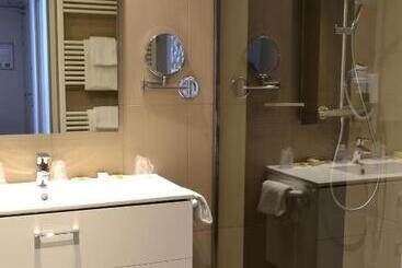 هتل Logis Hôtel Restaurant Le Monarque