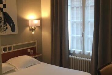 هتل Logis Hôtel Restaurant Le Monarque