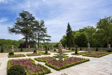 هتل Chateau De Beauvois  La Maison Younan
